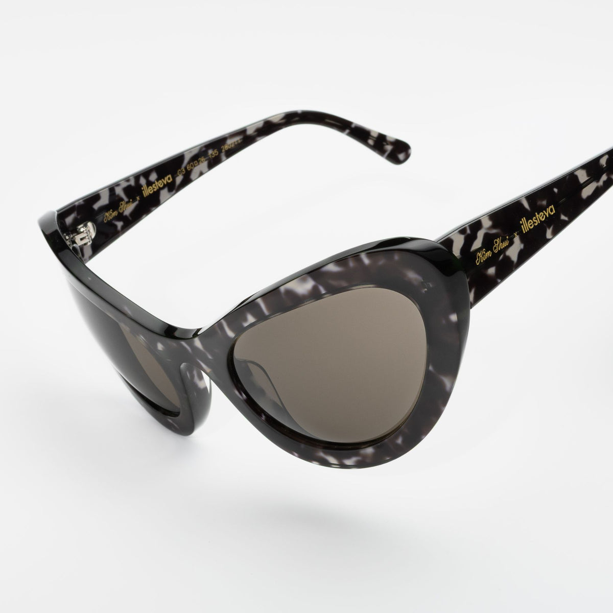 Close up of Kim Shui Sunglass temples color: Charcoal / Grey 