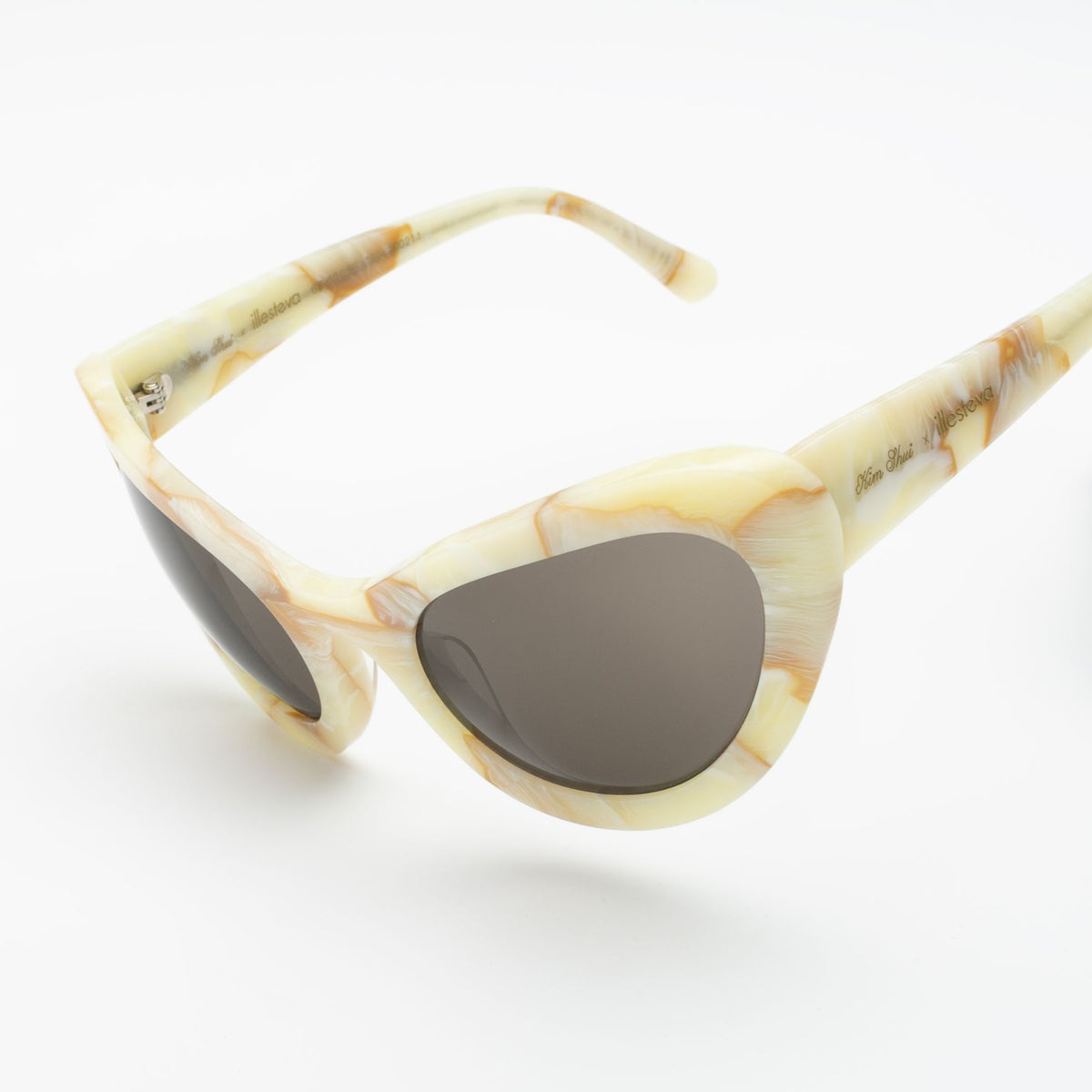 Close up of Kim Shui Sunglass temples color: Savannah Cream Marble / Grey 