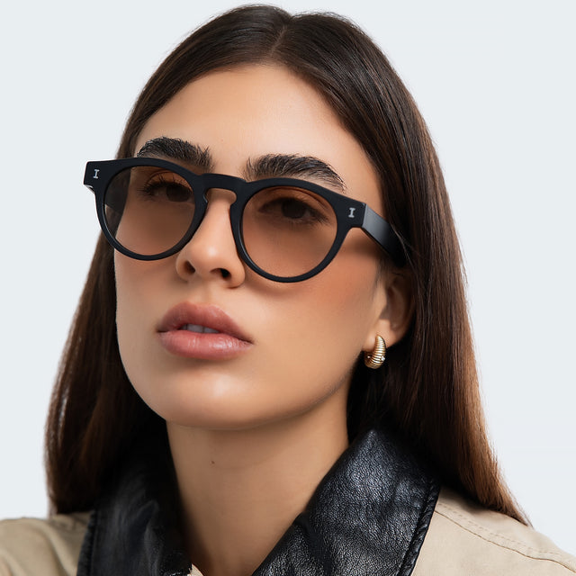 Woman in a trench coat wearing Leonard Sunglasses Black with Taupe Gradient