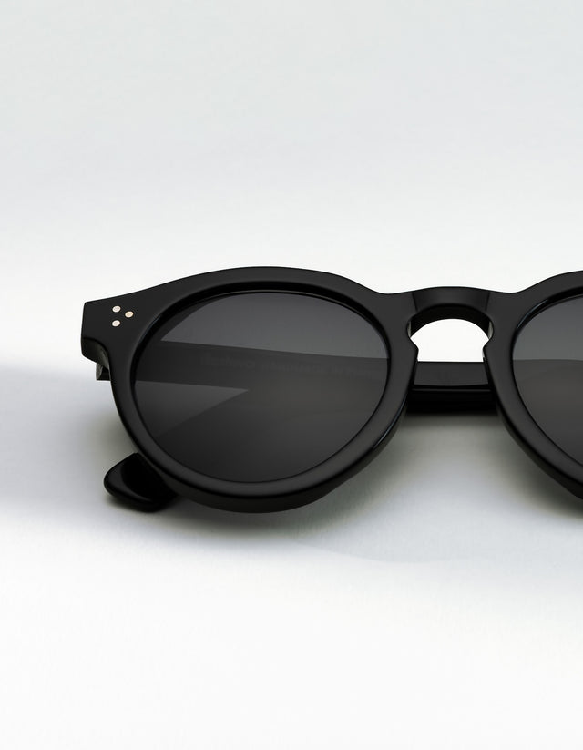 Leonard II E in Black on a white counter