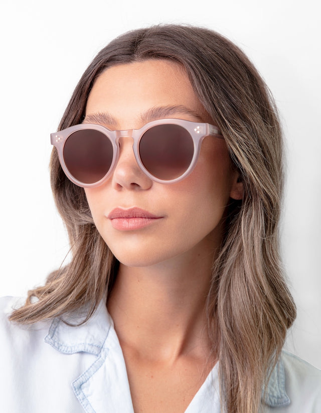 Woman in w linen blouse wearing the Leonard II E Sunglasses in Thistle