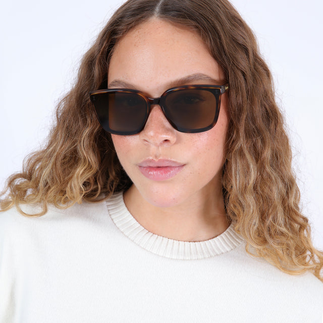 Brunette model with ombre wavy hair wearing Mallorca Sunglasses Havana with Brown Flat