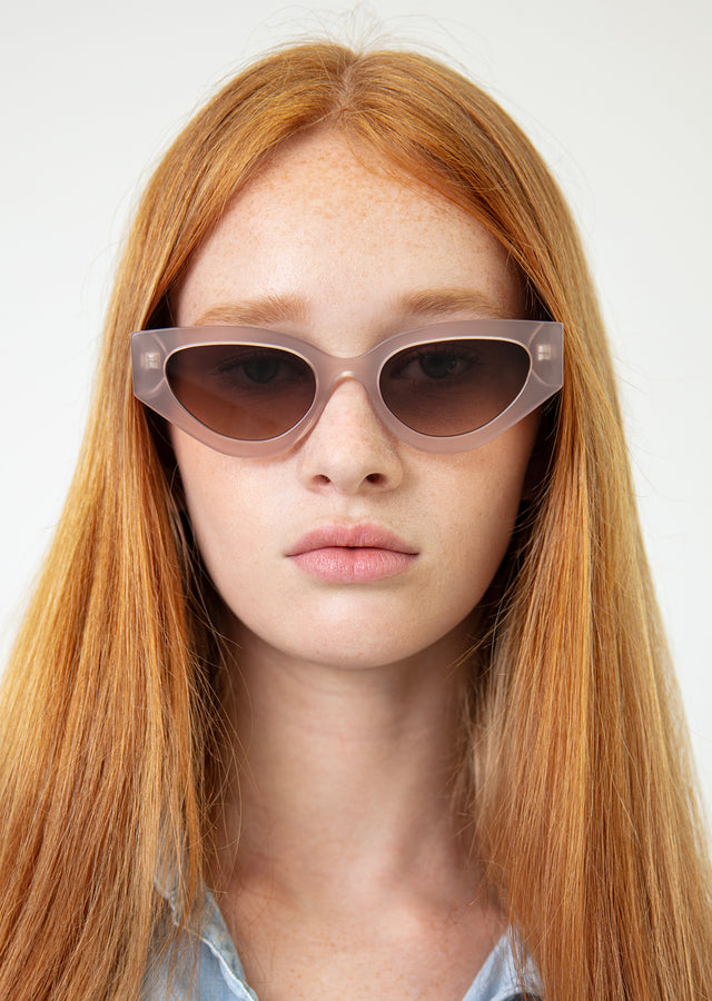 Red Haired Woman wearing Mary Lou 51 Sunglasses Thistle with Brown Flat Gradient