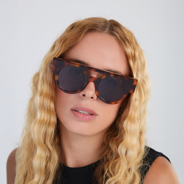Blond woman with wavy hair wearing Meyer (15 Year Anniversary) Sunglasses Havana with Grey Flat