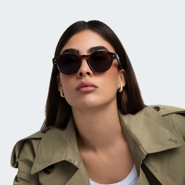 Woman in a trench coat wearing Michael Sunglasses Havana with Grey