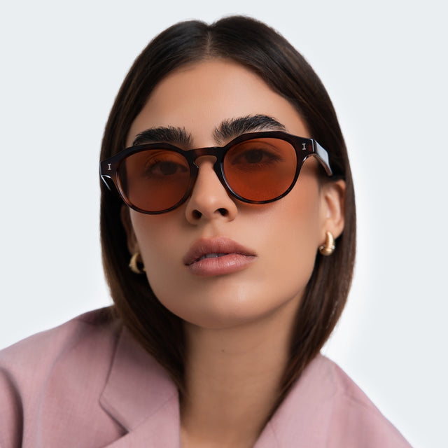 Woman in a blazer wearing Michael Sunglasses Havana with Sunset