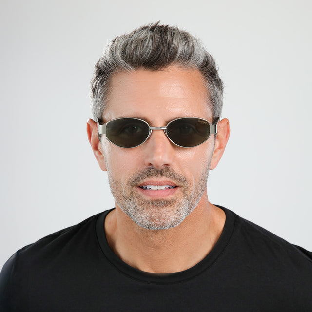 Bearded model wearing Nesso Sunglasses Silver with Olive