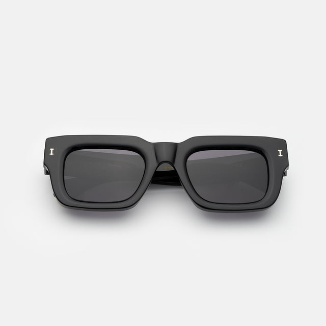 Nick Kyrgios x illesteva 2 Sunglasses side view in Black / Grey Flat