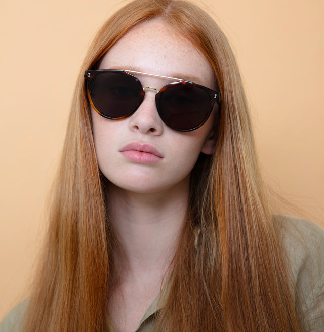 Model with straight red hair wearing Puglia Sunglasses Havana/Gold with Grey Flat