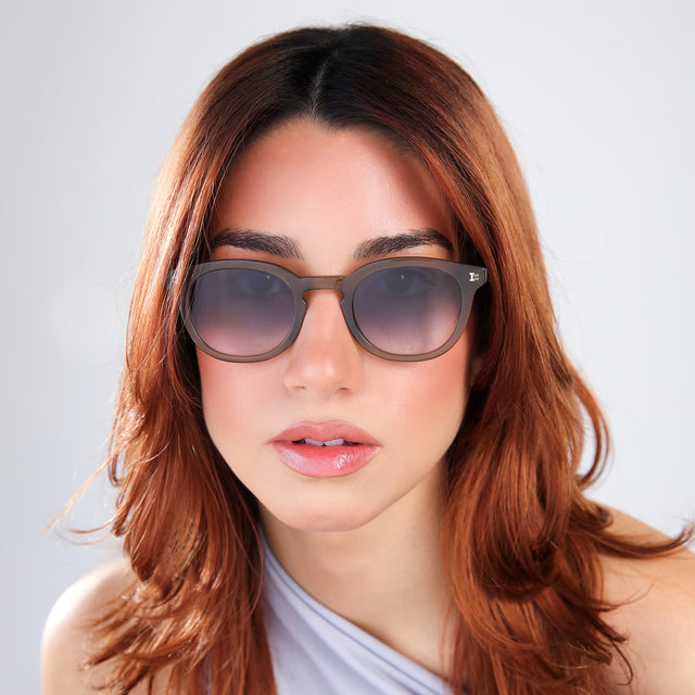 Woman with red hair wearing Slope Sunglasses Olive with Grey Gradient