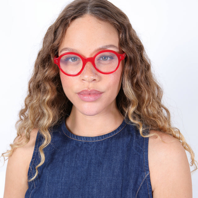 Brunette model with ombré, natural curls wearing The Met x illesteva Optical Red Optical