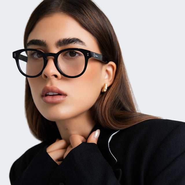Woman in a black blazer wearing The Met x illesteva II Optical Black Optical