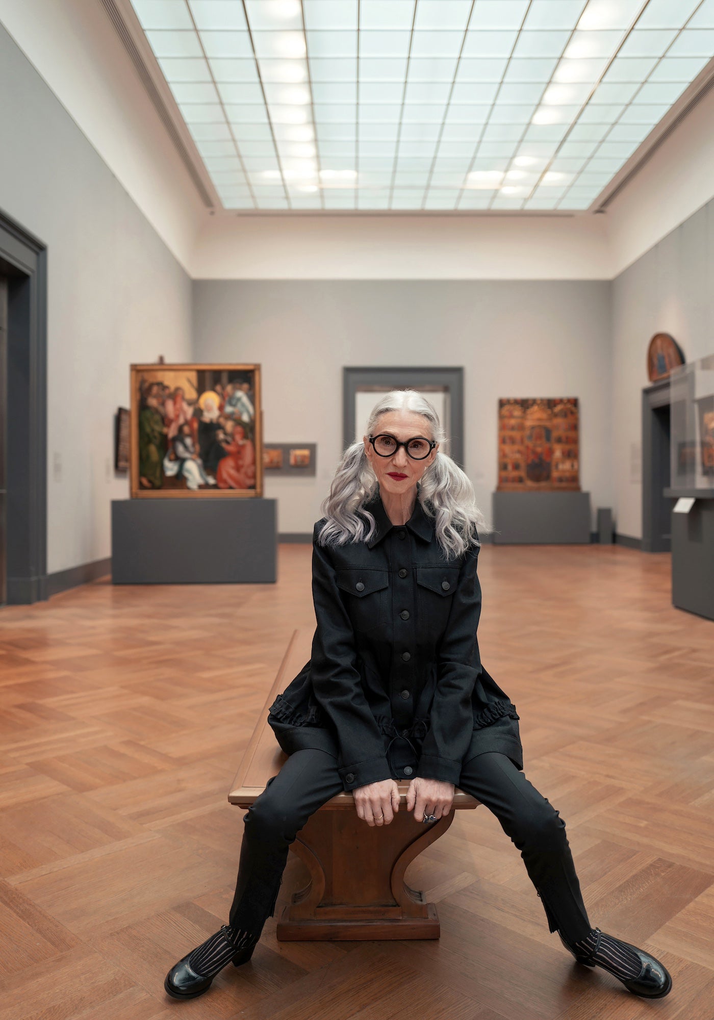 Model with silver hair wearing the Met x illesteva Optical in Black in front of paintings at the Met Museum