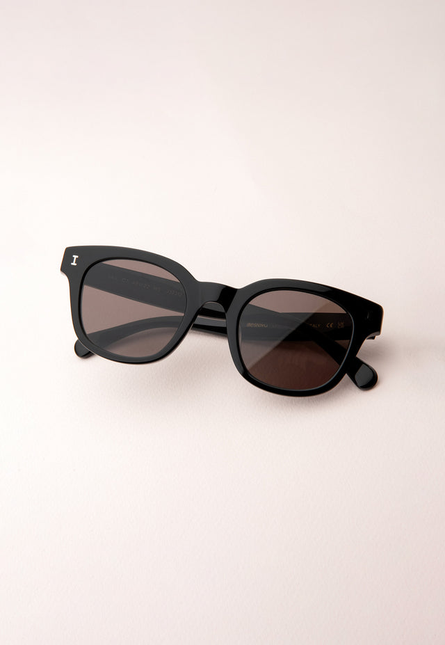 Vail Sunglasses in Black