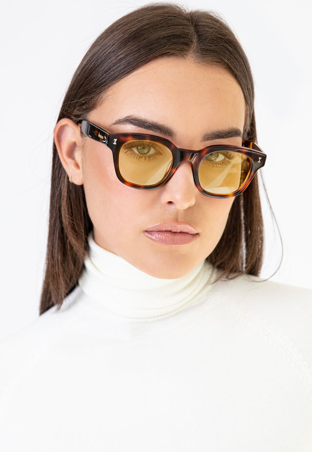 women fit model wearing Vail Sunglasses