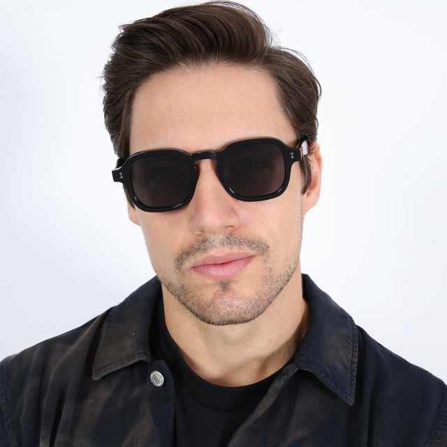 Model with short brown hair wearing Washington Sunglasses Black with Grey Flat