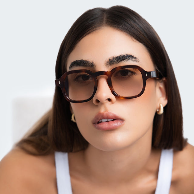 Another angle of woman in a tank top wearing Washington Sunglasses Havana with Taupe Flat Gradient