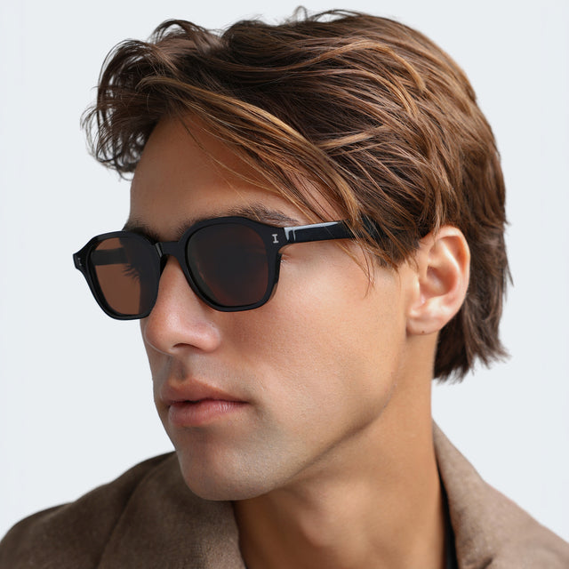 Close up of man in a beige collared shirt wearing Will Sunglasses Black with Brown