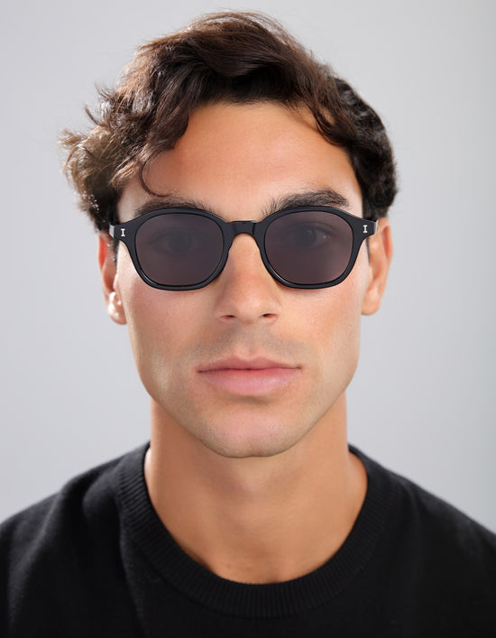 Man in a black tee wearing the William Sunglasses in Black