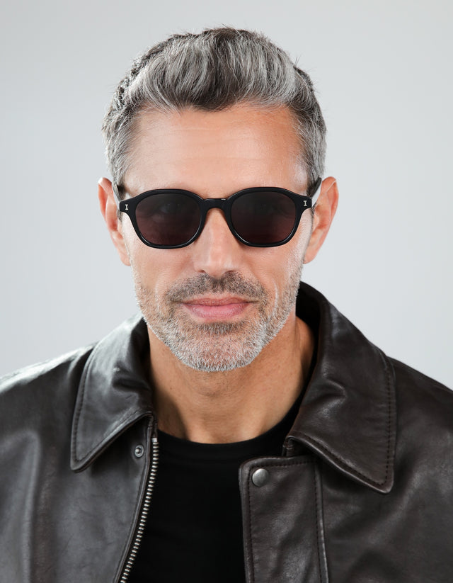 Man in a leather jacket wearing William Sunglasses in Black