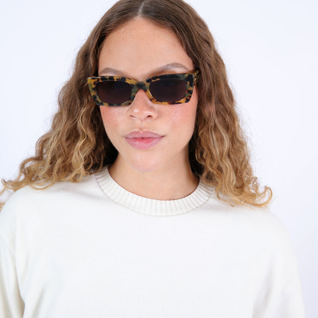 Brunette model with ombré, natural curls wearing Wilson Sunglasses Tortoise with Grey Flat