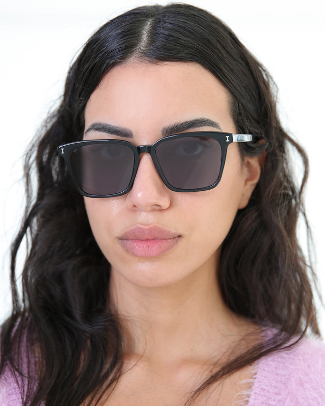 Brunette Woman wearing Asheville Sunglasses Black with Grey