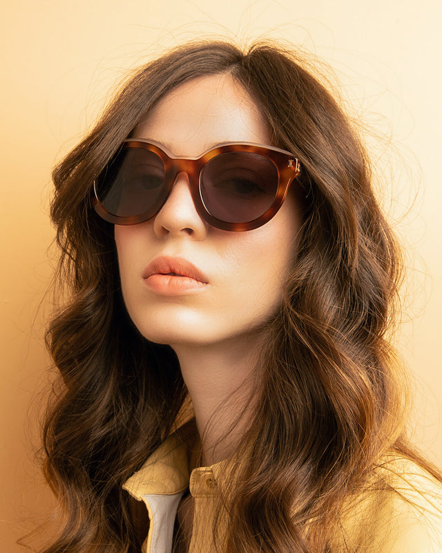 Brunette model with wavy hair wearing Echo Park Sunglasses Havana with Grey Flat