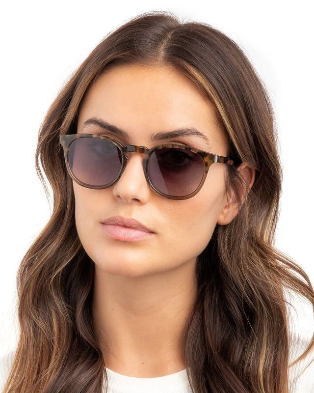 Brunette model with wavy hair wearing Eldridge Sunglasses Kale with Grey Flat Gradient