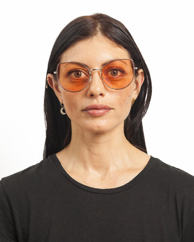 Brunette model with straight hair Penelope Sunglasses side view in Silver / Peach Flat See Through