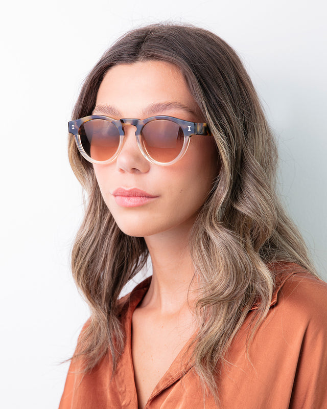 Brunette model with ombre wavy hair wearing Leonard Sunglasses H/H Tortoise Champagne with Brown Gradient