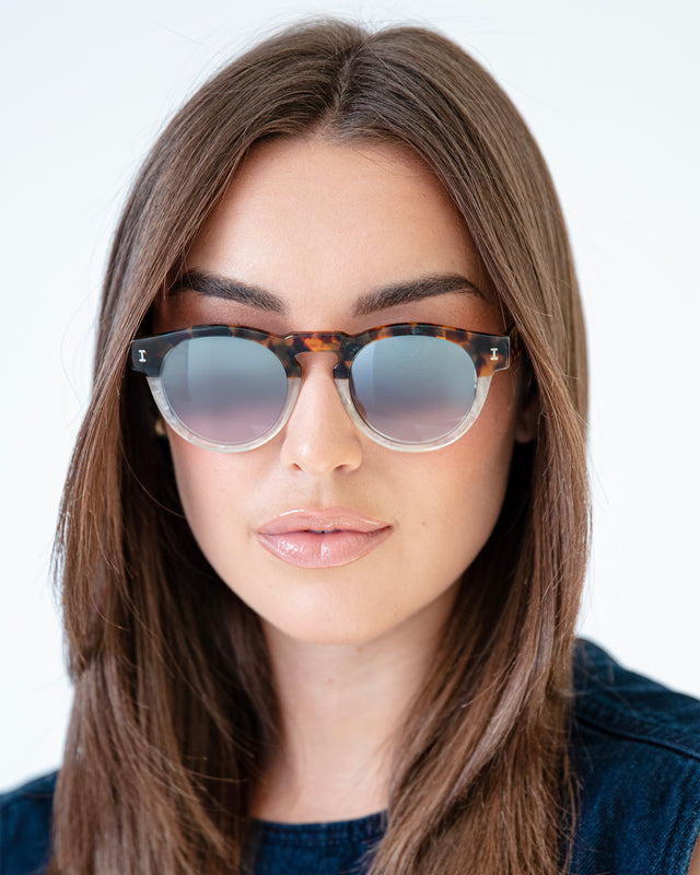 Brunette model with straight hair wearing Leonard Sunglasses H/H Maple Bone with Silver Mirror Gradient