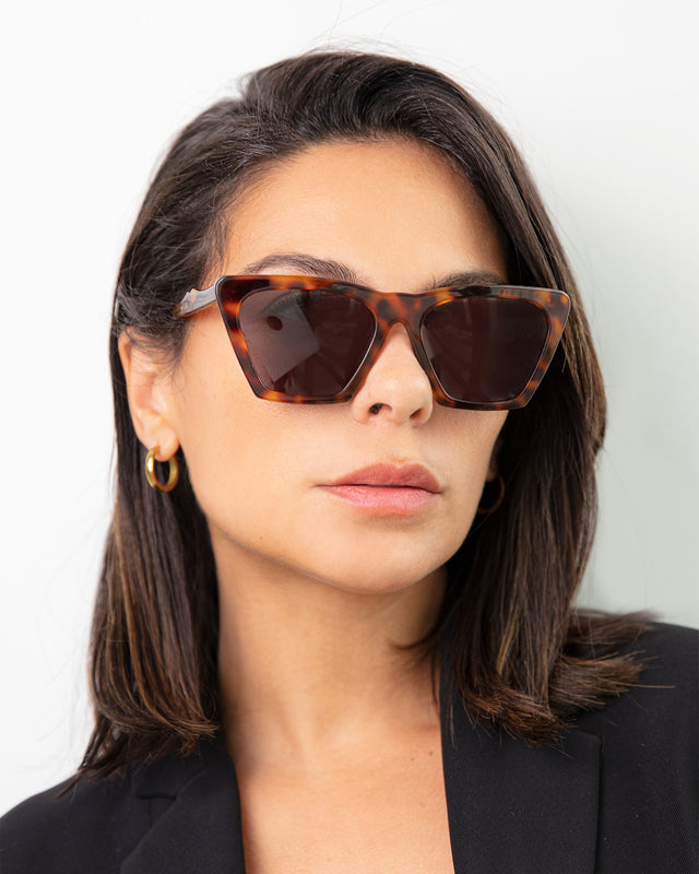 Brunette Straight Hair Woman wearing Lisbon Sunglasses Havana with Grey