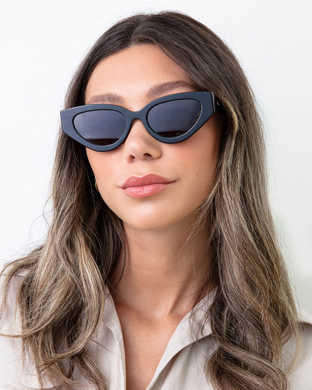 Brunette model with ombre wavy hair wearing Mary Lou Sunglasses Black with Grey Flat