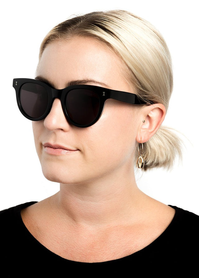 Blonde model with a low ponytail Sicilia Sunglasses Side Profile in Black