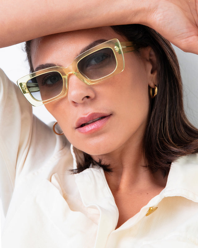 Brunette model with shoulder-length, straight hair wearing Wilson Sunglasses Neon Lemon with Grey Flat Gradient