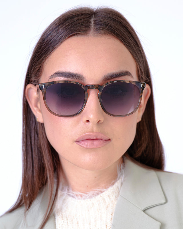 Brunette model with straight hair wearing Eldridge 56 Sunglasses Kale with Grey Flat Gradient